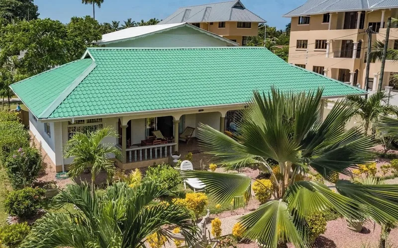 Guesthouse on Praslin Seychelles, close to the boats for seychelles boat tours
